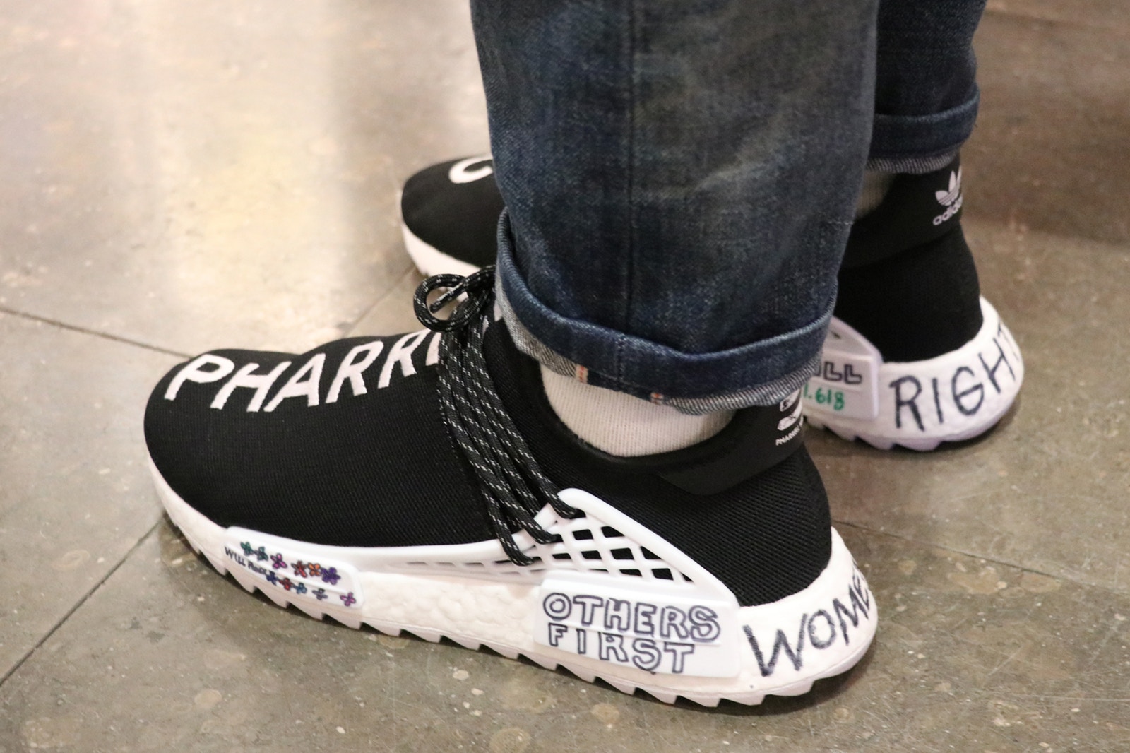 sneakers pharrell williams chanel